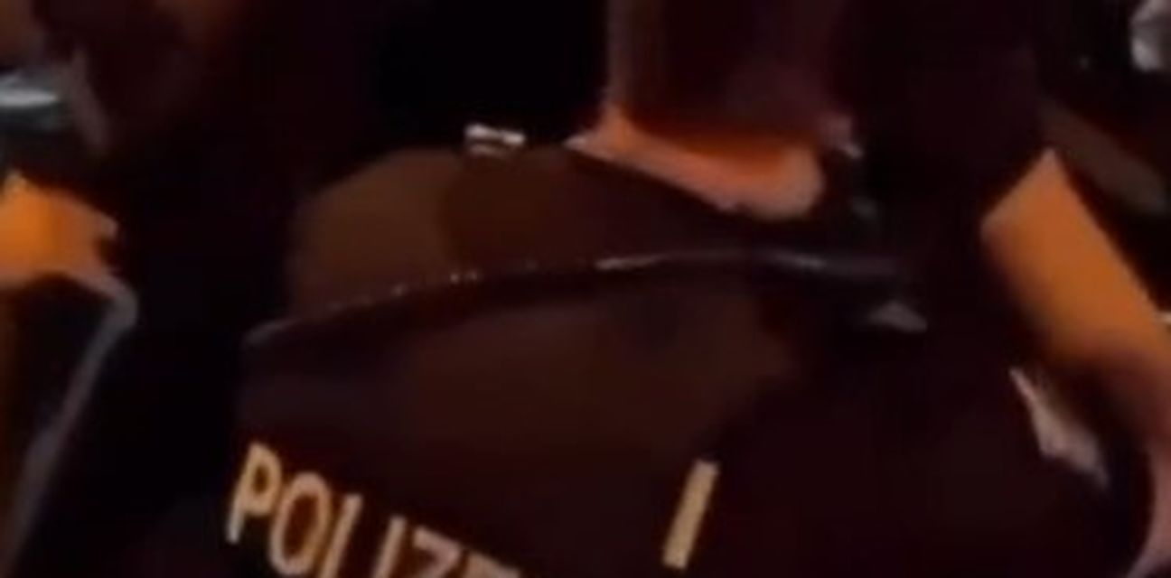 VIDEO Njemački policajci pjevali i skakali s hrvatskim navijačima