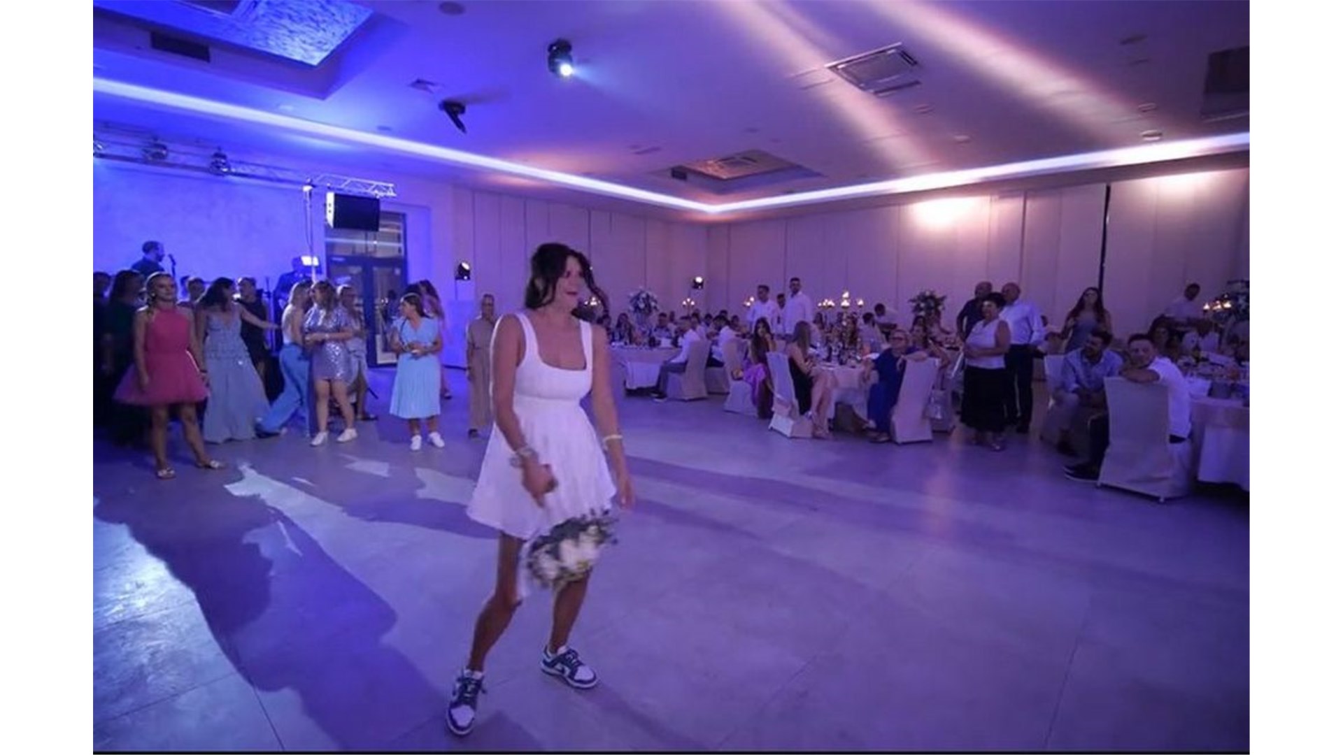 Neočekivani zaokret na svadbi: Bubnjar je uhvatio buket!