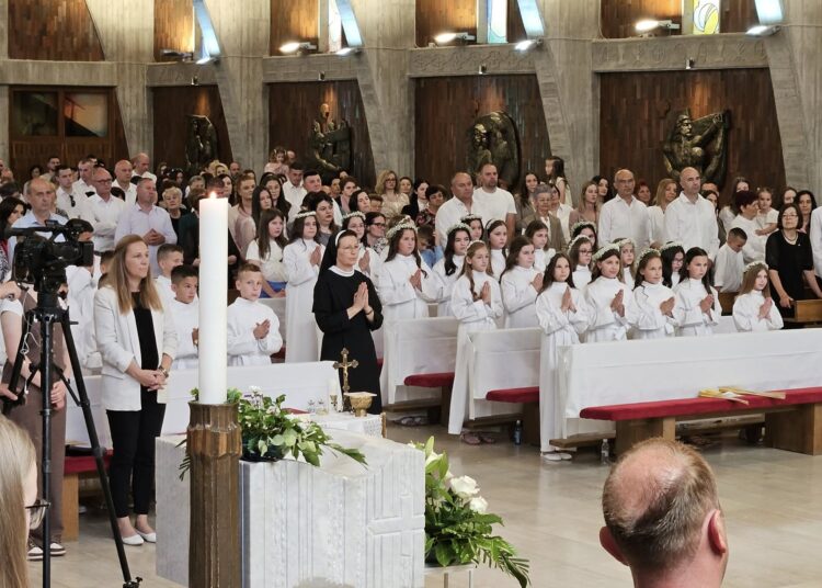 Prva sveta pričest u župi Kočerin: 33 djece primilo Isusa