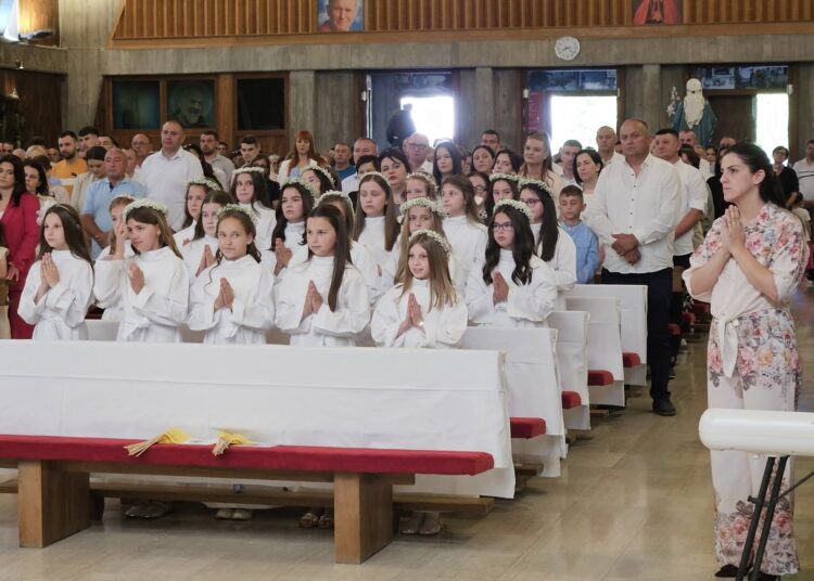 Prva sveta pričest u župi Kočerin: 33 djece primilo Isusa