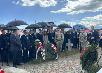 Polaganje vijenaca i paljenje svijeća na spomen-obilježju u Bugojnu u povodu 32. obljetnice progona Hrvata