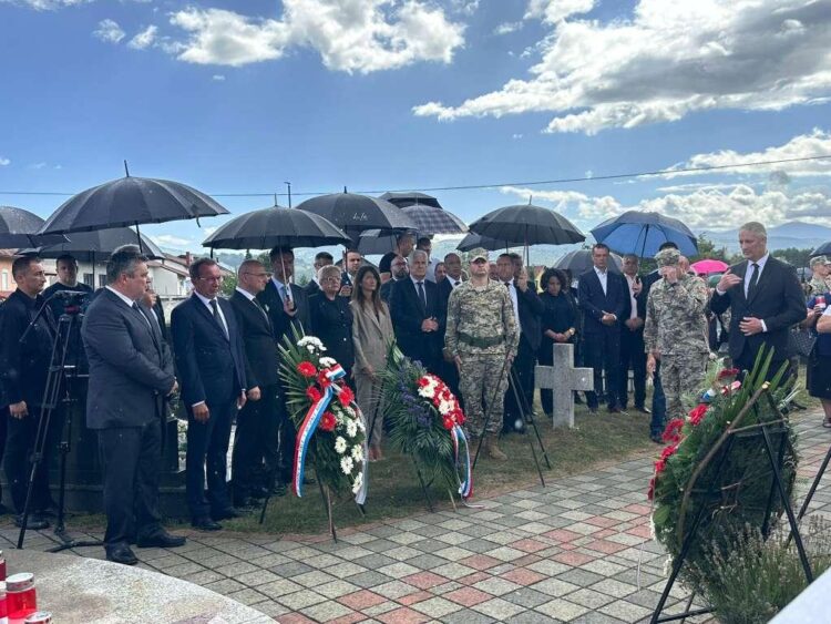 Polaganje vijenaca i paljenje svijeća na spomen-obilježju u Bugojnu u povodu 32. obljetnice progona Hrvata