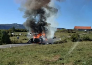 Kamion se zapalio u vožnji: Intervenirali vatrogasci