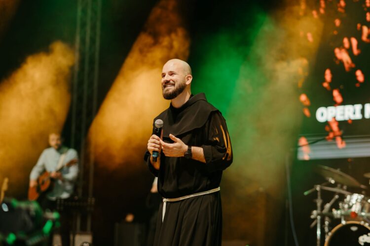 Fra Marin Karačić slavi 10 godina albuma „U Tvojim rukama“