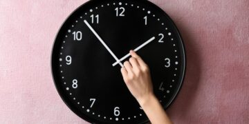 Kazaljke se vraćaju unatrag – spavamo sat dulje!