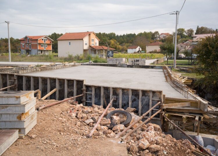 Završena armirano-betonska ploča mosta u Zavozniku