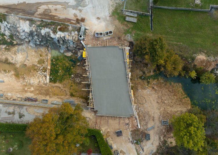 Završena armirano-betonska ploča mosta u Zavozniku