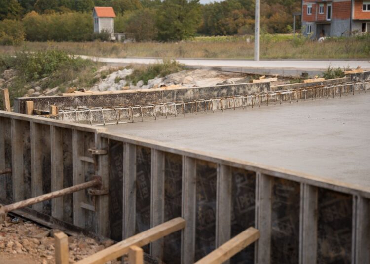 Završena armirano-betonska ploča mosta u Zavozniku