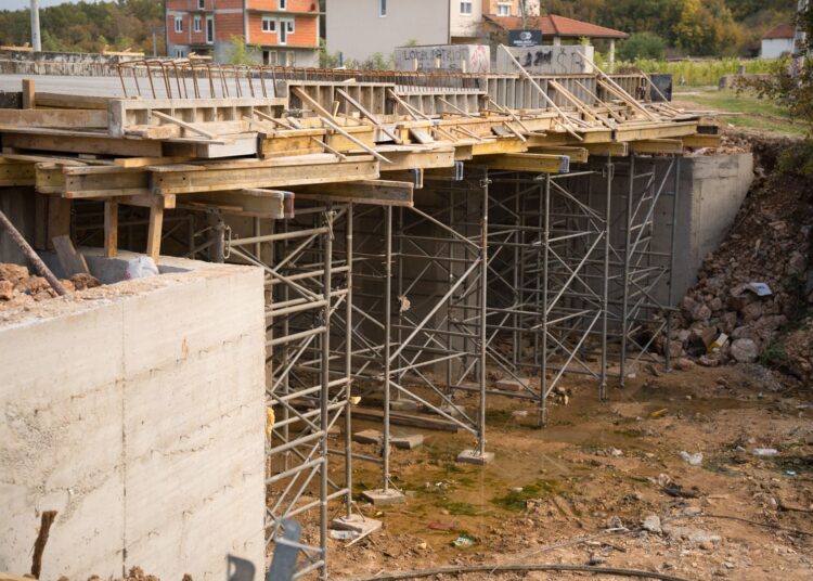 Završena armirano-betonska ploča mosta u Zavozniku
