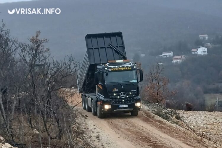 Gradac dobiva novi asfalt na više mjesta