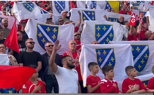 Ljiljani i zastava Jugoslavije na tribinama u Vrapčićima Ljiljani i zastava Jugoslavije na tribinama u Vrapčićima